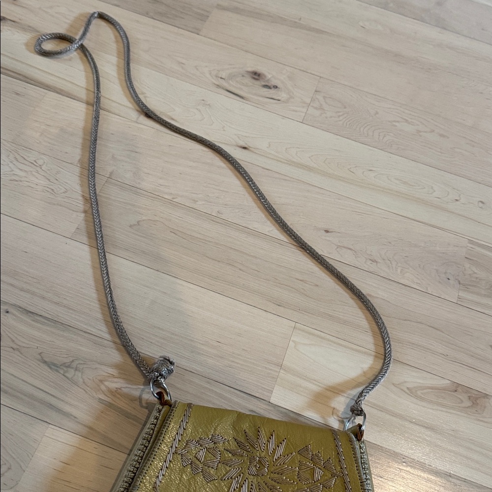 Vintage-Leather Embroidered crossbody handbag purse-decorative tassel closure - Picture 7 of 7